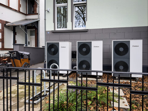 Eine Kaskade mit 6 W&auml;rmepumpen vor einem Altbau Mehrfamilienhaus in Oberhausen, Deutschland