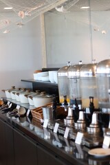 Estação de café da manhã em buffet de hotel, com dispensadores de suco e bebidas variadas, ambiente de hospedagem na Praia do Francês, Alagoas, Brasil, gastronomia e viagem no litoral do Nordeste © nathana