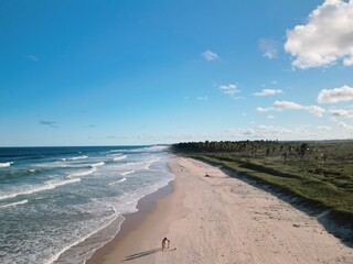 Paisagem de praia extensa e deserta na Praia do Francês, Alagoas, Brasil, com ondas, céu nublado e faixa de areia, cenário natural do litoral do Nordeste brasileiro para viagem e turismo © nathana
