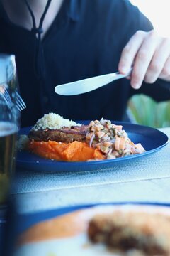 Prato gastron&ocirc;mico com peixe grelhado, pur&ecirc; alaranjado e acompanhamentos coloridos servido em restaurante na Praia do Franc&ecirc;s, Alagoas, Brasil, gastronomia regional e culin&aacute;ria nordestina