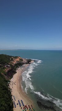 Vista a&eacute;rea de Pipa, Chapad&atilde;o do Pipa e Praia do Amor, Rio Grande do Norte, Nordeste brasileiro, Brasil, mar azul-turquesa, fal&eacute;sias e litoral potiguar filmados de drone, paisagem natural para turismo