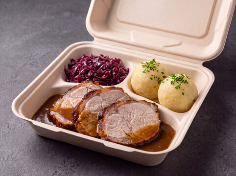 Schweinebraten mit Kartoffelkl&ouml;&szlig;en, Rotkohl und brauner Sauce