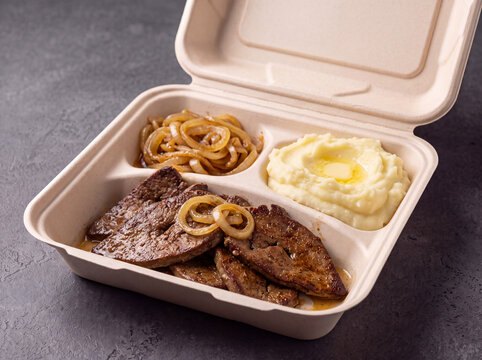 Gebratene Schweineleber mit Kartoffelp&uuml;ree und ged&uuml;nsteten Zwiebeln