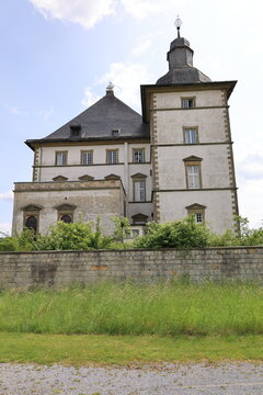 Blick auf die Deutschordenskommende M&uuml;lheim im Warsteiner Ortsteil Sichtigvor im Sauerland	