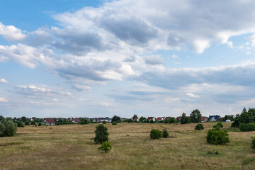 krajobraz szerokiej łąki latem, panorama zielonych terenów w zachodniej Polsce © mbugajsky