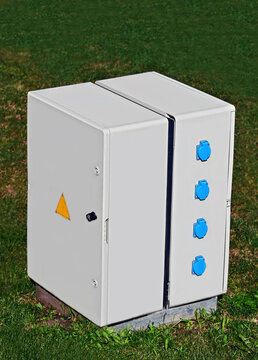 Electric distribution cabinet with socket in park