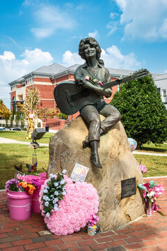 Dolly Parton statue in downtown Sevierville, Tennessee, USA