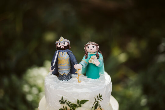 Bride and groom figurine cake topper on wedding cake