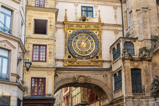 Le Gros-Horloge, horloge astronomique m&eacute;di&eacute;vale situ&eacute;e dans la rue embl&eacute;matique du centre-ville de Rouen, en France.