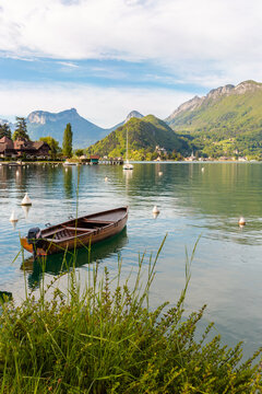 Barque en bois sur le lac d'Annecy, dans les Alpes fran&ccedil;aises, en Haute-Savoie - France