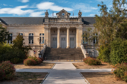 Auxerre. Le palais de justice vu de l'ext&eacute;rieur avec ses colonnes qui rappellent la Gr&egrave;ce antique, d&eacute;partement de l'Yonne, France.