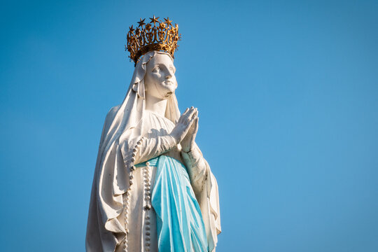 La Vierge Marie couronn&eacute;e au sanctuaire de Lourdes - France