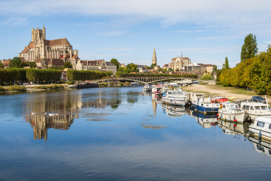 Vue panoramique d'Auxerre avec la cath&eacute;drale Saint-&Eacute;tienne et l'abbaye Saint-Germain pr&egrave;s de la rivi&egrave;re Yonne en Bourgogne-Franche-Comt&eacute;, France