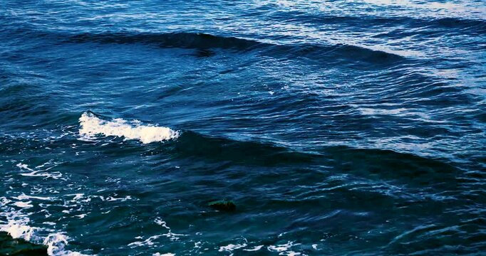 Movimento delle onde con schiuma a riva