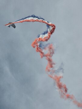 Parachutiste d&eacute;ployant un fumig&egrave;ne bleu blanc rouge