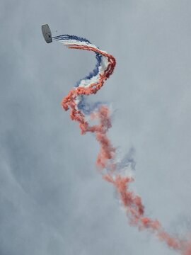 Parachutiste d&eacute;ployant un fumig&egrave;ne bleu blanc rouge