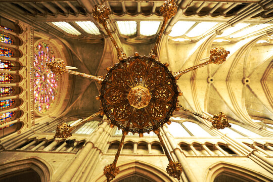 En dessous du chandelier