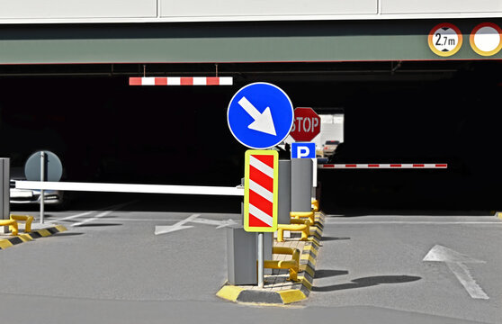 Automatic boom barrier and road sign