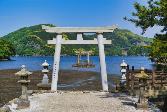 長崎県対馬市の和多都美神社、浅茅湾へと一直線に連なる鳥居と石灯籠が織りなす神秘的な風景