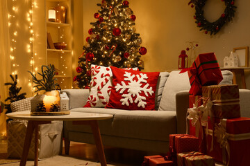 Obraz premium Christmas home interior, holiday season celebration with decorated tree and gifts in cozy living room with warm lighting and festive seasonal decor
