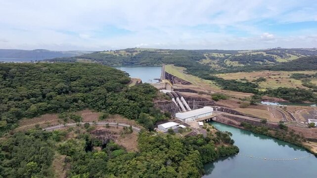 Vista a&eacute;rea da Usina Hidrel&eacute;trica Miranda em Uberl&acirc;ndia, Minas Gerais (Rio Araguari)