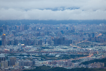 Obraz premium Elevated landscape showing Taipei city buildings stretching toward distant mountains