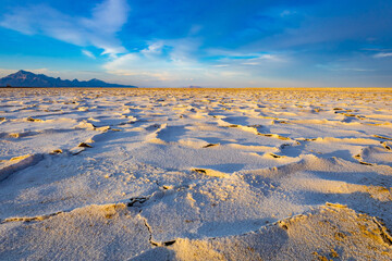 Obraz premium Golden sunset illuminating textured crust at Bonneville Salt Flats Utah