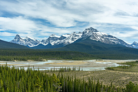 Saskatchewan River Crossing landscape with mountains and river