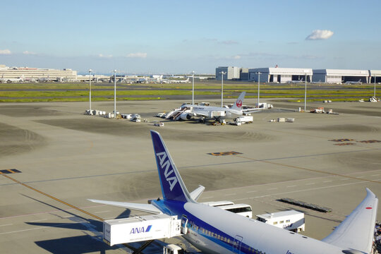 日本東京，2023年10月30日：国際羽田空港滑走路上のターミナル駐機旅客機状況模様。
