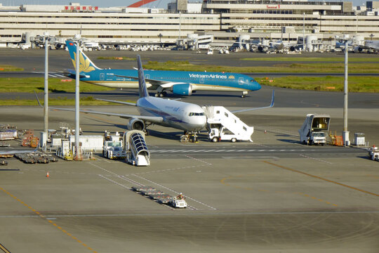 日本東京，2023年10月30日：国際羽田空港滑走路上の到着便のターミナル移動駐機旅客機交差模様
