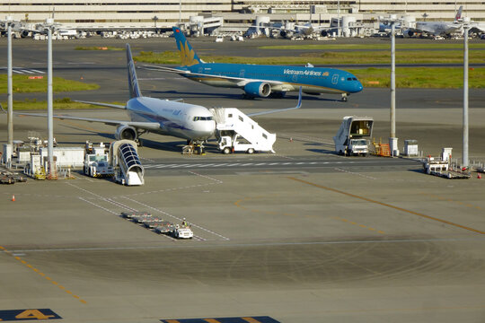 日本東京，2023年10月30日：国際羽田空港滑走路上の到着便のターミナル移動駐機旅客機交差模様