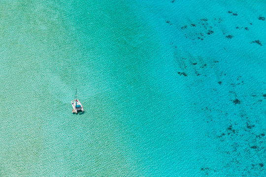 FRENCH POLYNESIA. BORA.-BORA ISLAND. AERIAL VIEW. SAILBOAT AT ANCHOR IN THE LAGOON