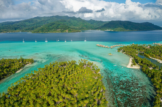 FRENCH POLYNESIA. TAHAA ISLAND, AERIAL VIEW. MOTU TAU TAU AND AROUND.