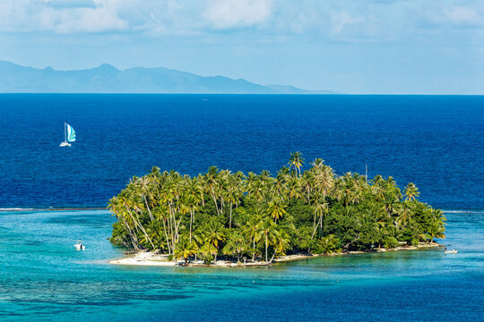 FRENCH POLYNESIA. RAIATEA ISLAND. MOTU ISLET IN THE LAGOON