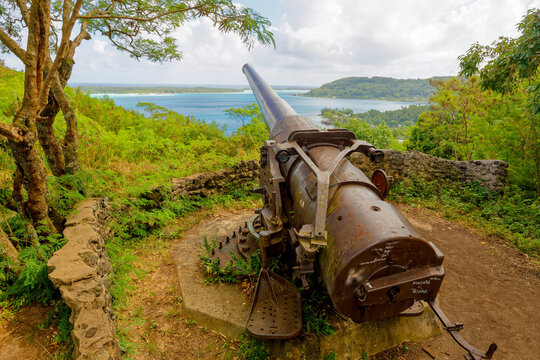 FRENCH POLYNESIA. BORA-BORA ISLAND. WWII CANNONS SET UP BY AMERICAN TROOPS TO PROTECT BORA BORA FROM A JAPANESE ATTACK