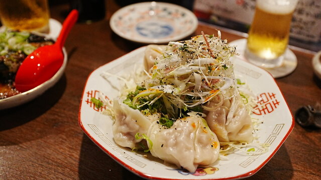伊香保温泉の居酒屋における自家製皿わんたん
