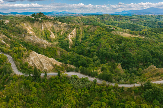 Chiusure au-dessus des calanchi du d&eacute;sert d&rsquo;Accona
