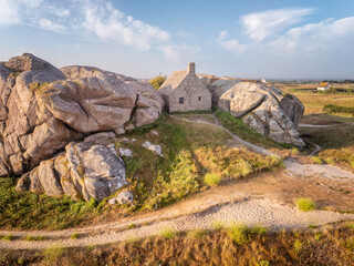 Vestige historique du Finistere, La côte des légendes en Bretagne, la maison des douaniers de Meneham © jmbreizh