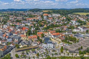 Fototapeta premium Die Kreisstadt Cham am Regen in der Oberpfalz aus der Vogelperspektive