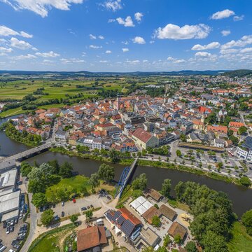 Die Kreisstadt Cham am Regen in der Oberpfalz aus der Vogelperspektive