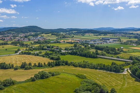 Die Kreisstadt Cham am Regen in der Oberpfalz aus der Vogelperspektive