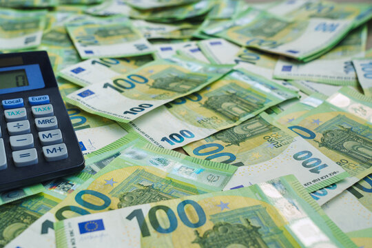 100-euro banknotes with a calculator. Calculate tax.
