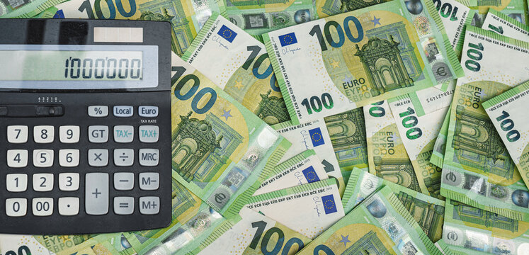 100-euro banknotes with a calculator. Calculate tax.