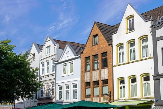 itzehoe, deutschland - sanierte giebelh&auml;user in der innenstadt
