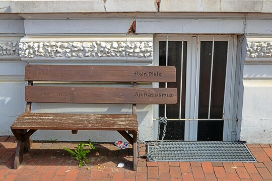 itzehoe, deutschland - 1sitzbank mit aufschrift kein platz f&uuml;r rassismus