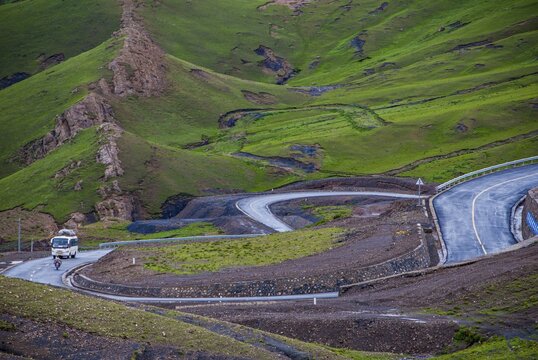 Curvy mountain pass from Tsochen to Lhasa, Western Tibet, Asia