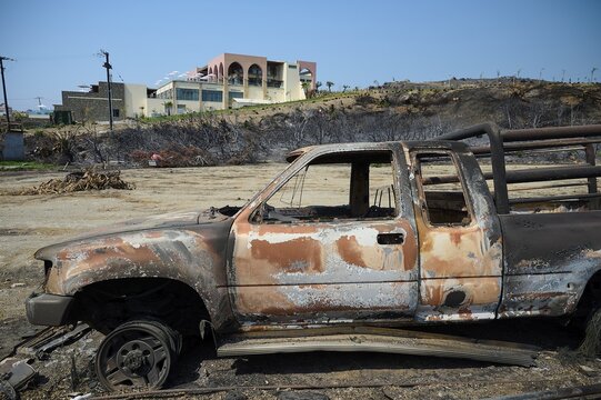 Destroyed lorry in a devastated landscape with burning trees and a building in the background, forest fires, summer 2023, forest fire damage, Boutique 5 Hotel, Kiotari, Rhodes, Rhodes, Dodecanese, Greek Islands, Greece