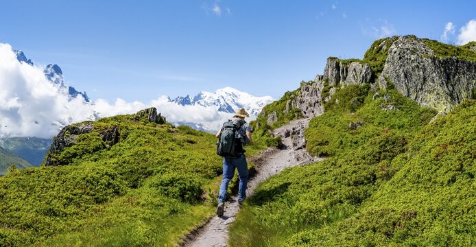 Mountaineers on a hiking trail, mountain panorama with cloud-covered mountain peaks, glaciated summit of Mont Blanc, hike to the Aiguillette des Posettes, Chamonix, Haute-Savoie