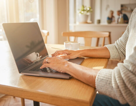 Mobiles Arbeiten am Laptop in einem hellen skandinavischen Caf&eacute;