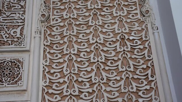 モロッコの伝統的な漆喰彫刻装飾、アラベスク文様の壁面クローズアップ（Moroccan Stucco Arabesque Wall Detail）